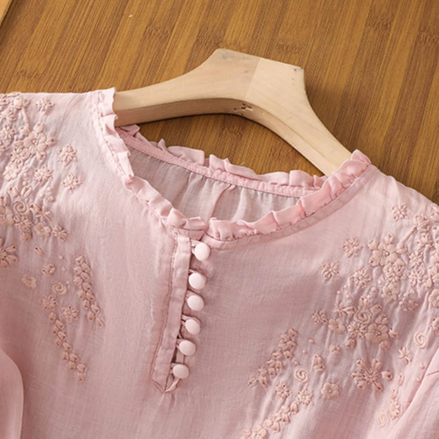 Myrelle | Bestickte Bluse mit Knopfleiste